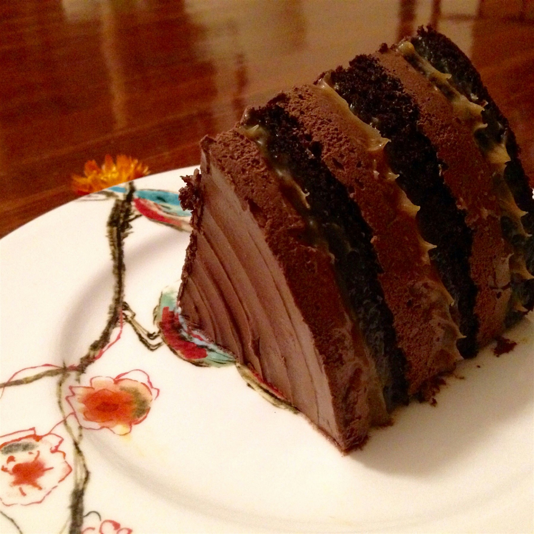 Cannot believe this dark chocolate salted caramel cake from @krumvillebakeshop is gluten free! 

...