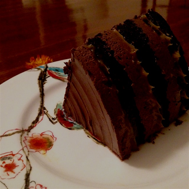 Cannot believe this dark chocolate salted caramel cake from @krumvillebakeshop is gluten free! 

...