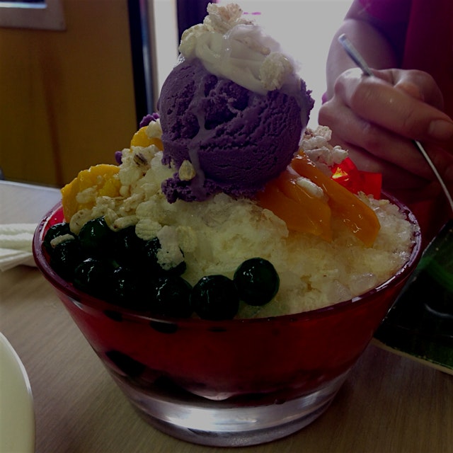 Second encounter with Halo Halo... It's not as sweet as expected. Frozen water, beans, that purpl...