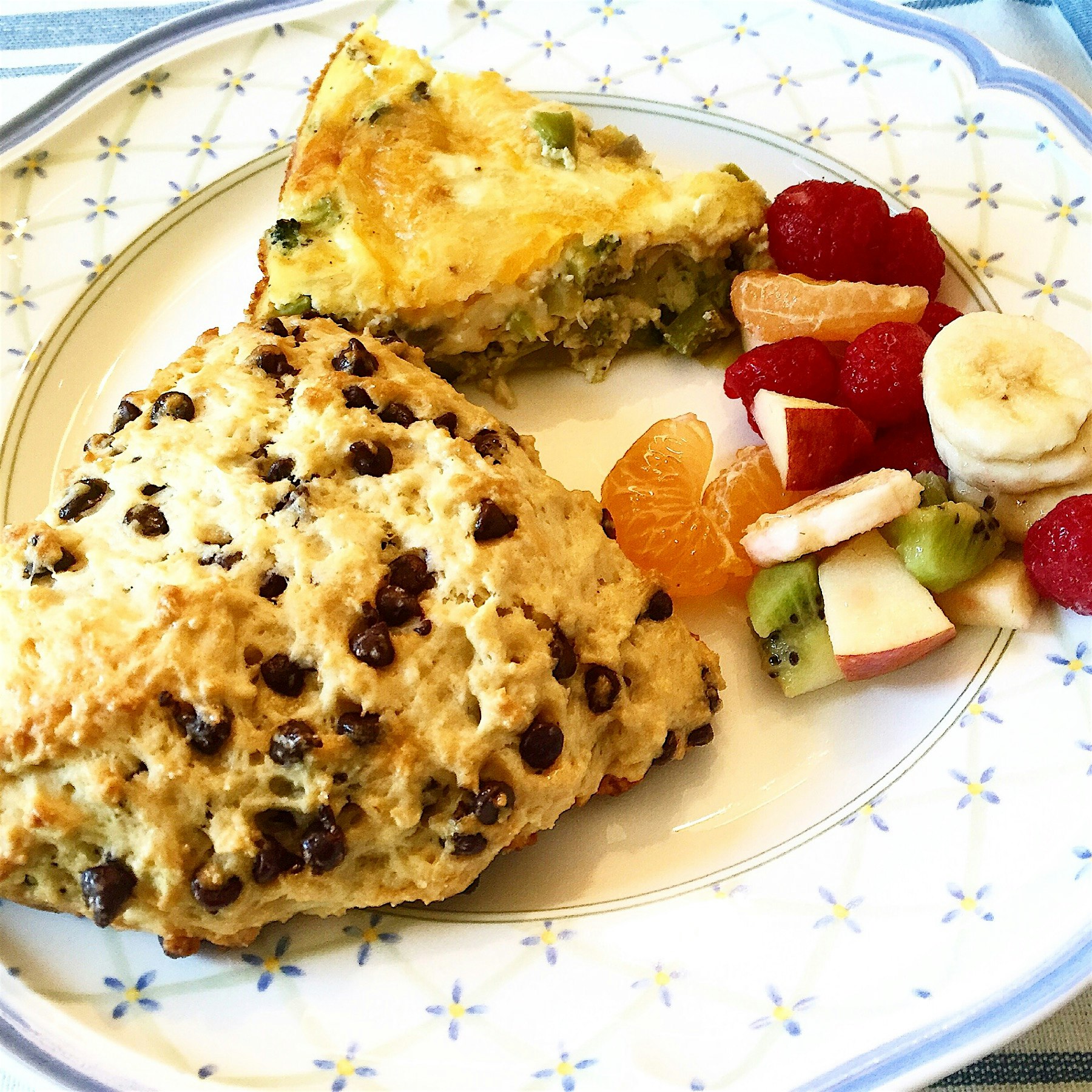 A little fresh fruit, chocolate chip scone and veggie keesh to keep me filled until turkey day.