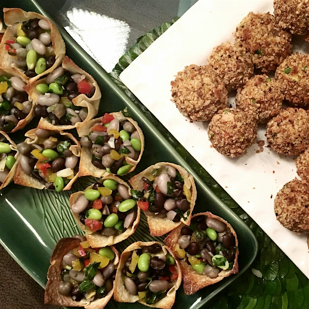Happy thanksgiving Foodstanders!! Healthy small bites to kick things off m- bean salad cups and d...