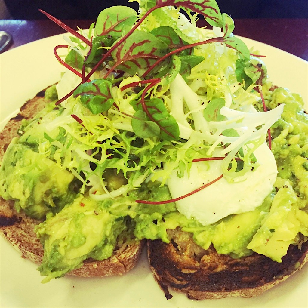 Avo toast with poached eggs 👌🏻👌🏻