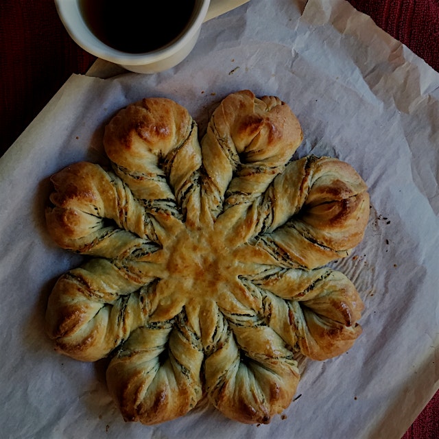 Feelin' artsy this AM. Cheese and herb star bread!