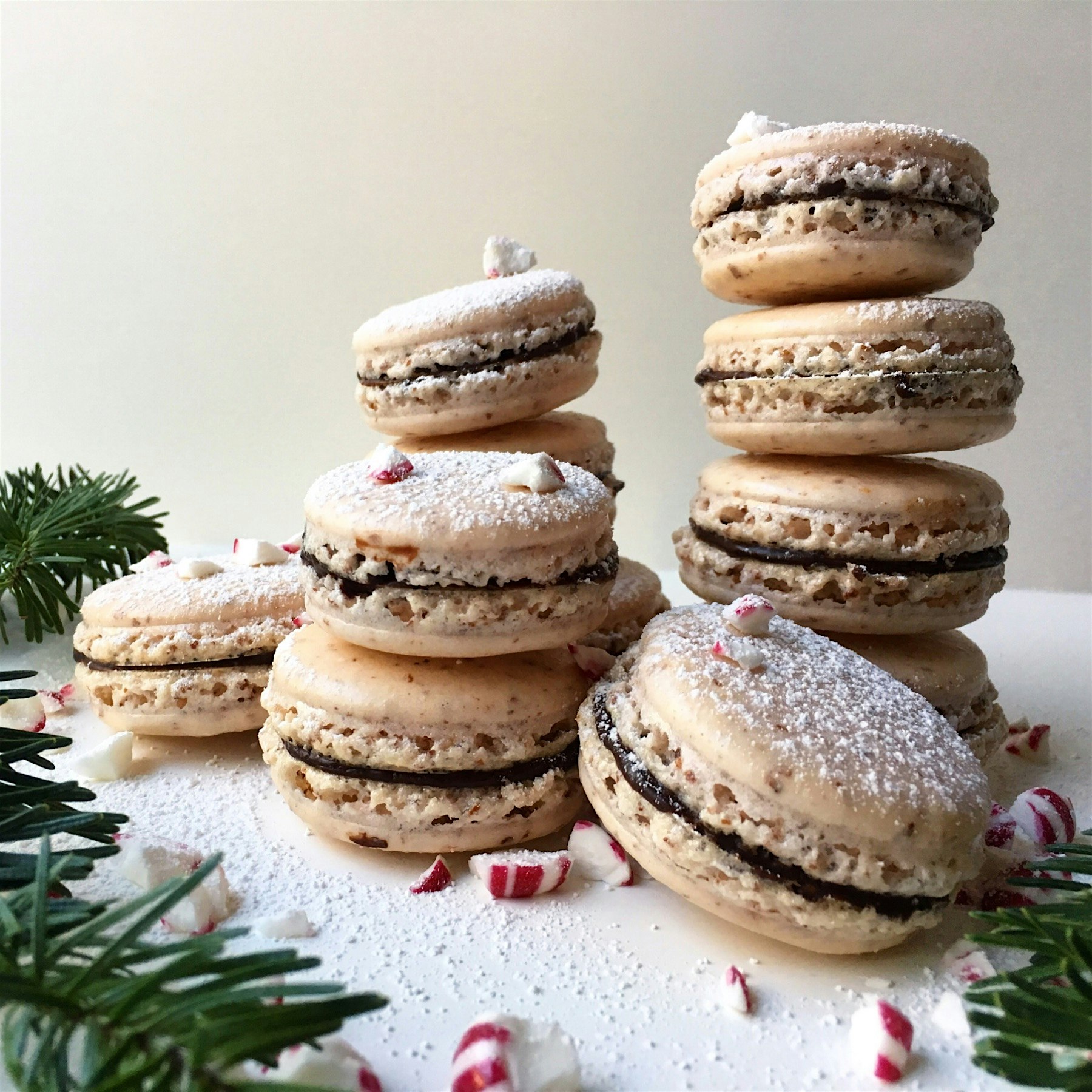 Peppermint bark macarons 😛 