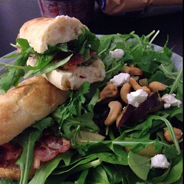 #BLT with arugula, plums, nuts and goat cheese 🍴