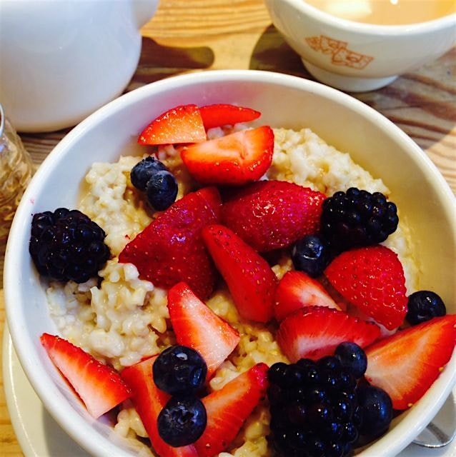 Monday morning oats and berries; chai tea with almond milk @lepain