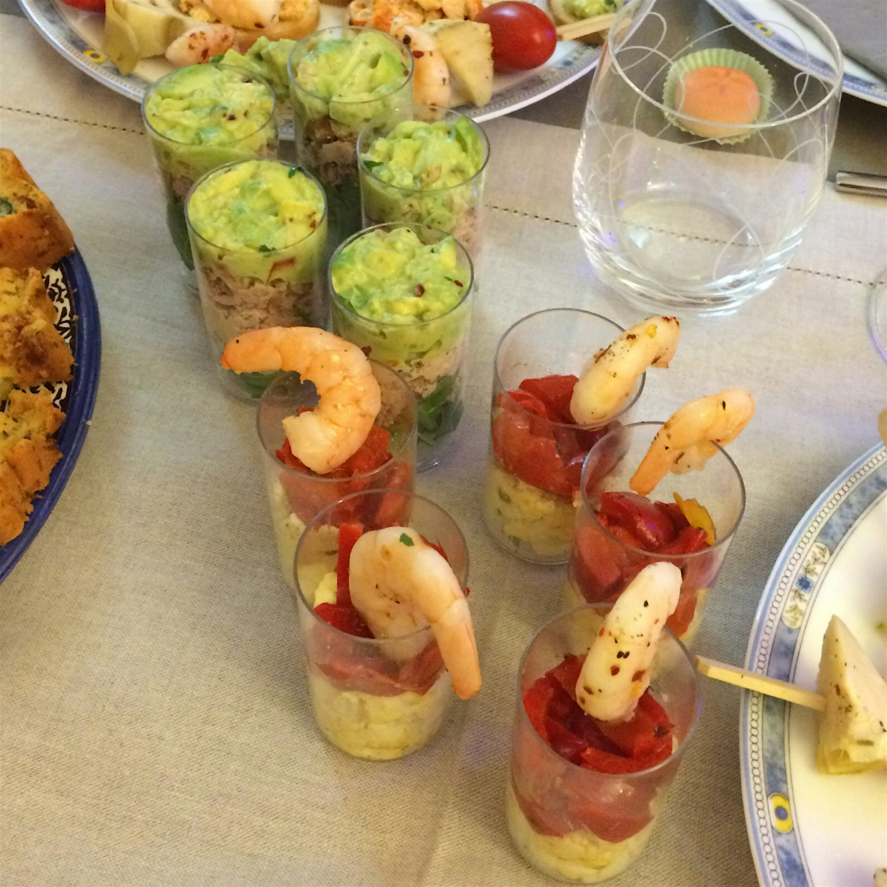 Arugula, tuna salad and guacamole
Egg salad, red bell peppers and shrimps 