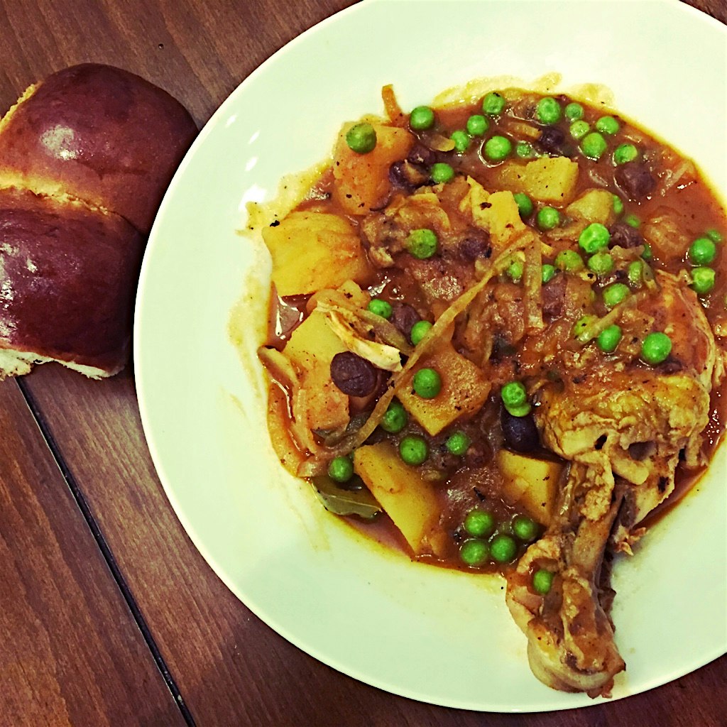 Cuban chicken stew with #losadaolives and a side of #hotbreadkitchen Parker house rolls #weoliveyou