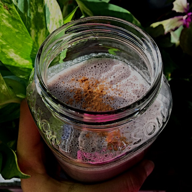 Smoothie is filled with protein, vitamins and antioxidants. 

Ing: homemade almond milk, filtered...