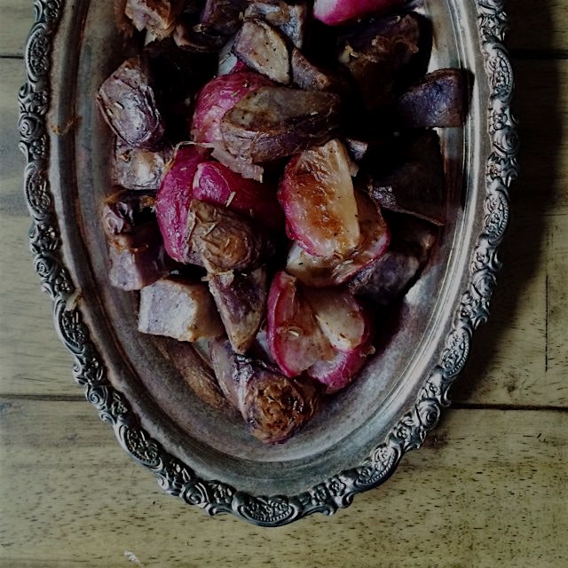 Roasted radishes and potatoes with cinnamon, rosemary and shallots! On the blog- http://bit.ly/1t...