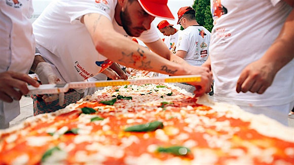😳 "Yesterday, along the seafront of Naples in Italy, 100 chefs could be seen cooking a 1,853.88 m...