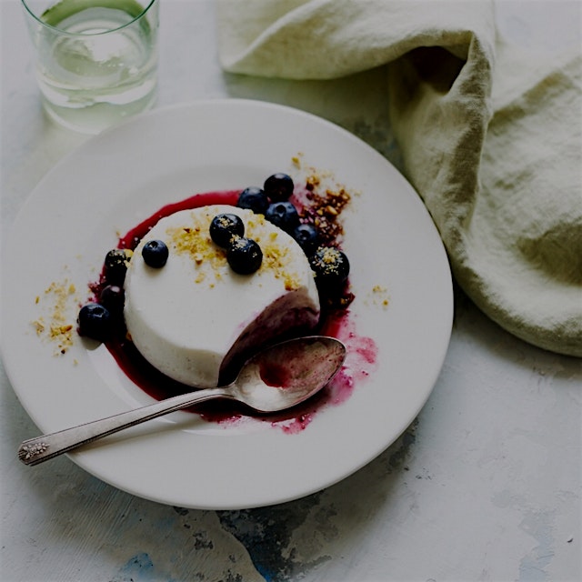  I can almost imagine enjoying this creamy vanilla bean speckled #yogurt panna cotta for breakfas...