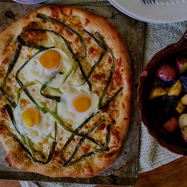 If you haven't cracked an egg on pizza pleeeease make it a priority to try :D