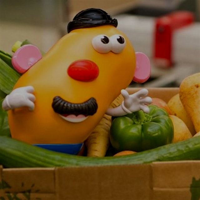 This is AMAZING! Ugly produce is beautiful cc: @ImperfectProduce 
"Picky shoppers only choosing t...