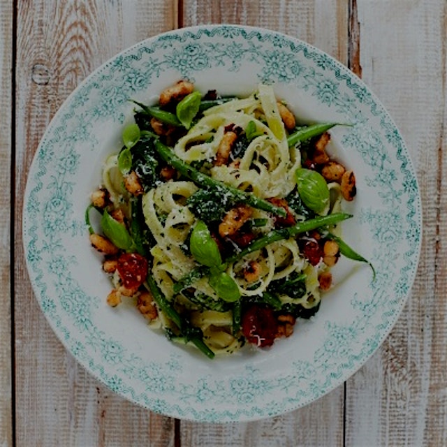 Today's recipe of the day is an easy DIY tagliatelle with tomatoes, beans greens. Super quick to ...