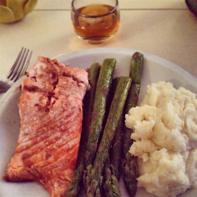 Baked salmon with asparagus and mashed potatoes, yummmm! Note the whiskey too ; )