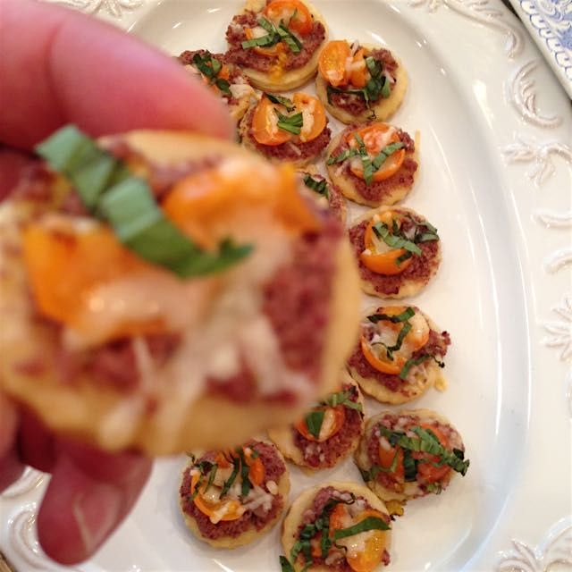 "Tomato & Basil Tarlets" A #yumdelish portable appetizer for all kinds of events from a #picnic t...