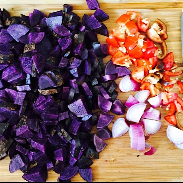 Xo purple potato. And sweet peppers. And shallots. Yummm #breakfastofchampions