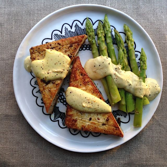 Vegan White Wine & Garlic Pan Seared Tofu & Asparagus with a Turkish Saffron Aioli 