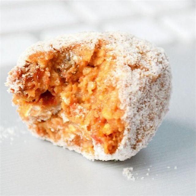 Raw bee polen and apricot dessert