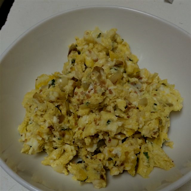 Quick egg scramble with goat Gouda and red salt. #eatsalt #eatyourminerals #eatyourveggies #prewo...