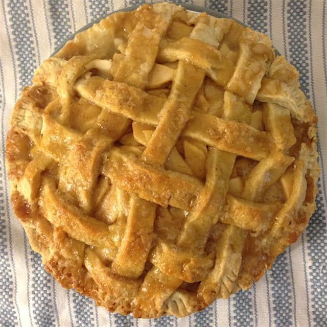 Hot apple pie full of fall apple-pickin' goodness 🍎 🍂