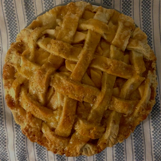 Hot apple pie full of fall apple-pickin' goodness 🍎 🍂