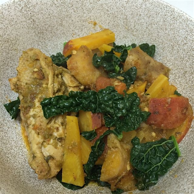 Chicken breast braised in fresh #sofrito with lots of #veggies :) #cozyfood #justlikemamamakesit ...