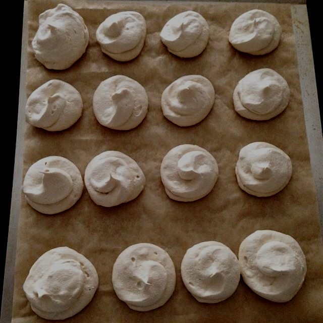 What to do with leftover egg whites? Make meringue! #foodwaste #holidaycookies 
