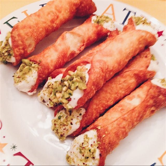 Pumpkin pie? Italians eat cannolis 💚💛💚💛