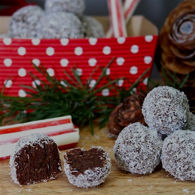 Raw Paleo Peppermint Fudge Snowballs from www.GreatFoodLifestyle.com. Ready for Christmas! 🎆🎅❤️🎄⛄️