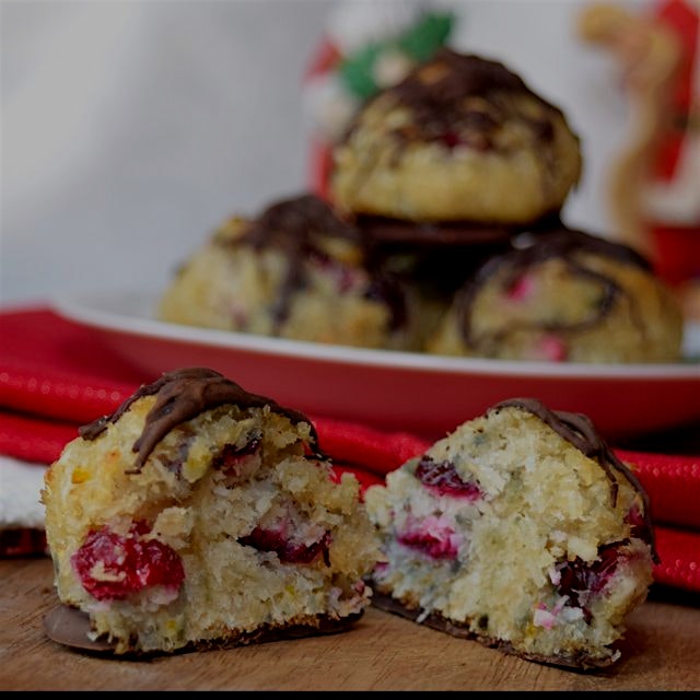 Cran-Orange Paleo Macaroons. Search for them on www.GreatFoodLifestyle.com. 🎄😋❤️