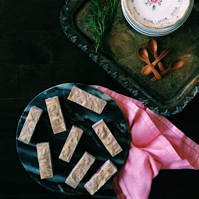 creamy & delicious raspberry + white chocolate swirl cake with dark chocolate crust (raw, vegan, ...