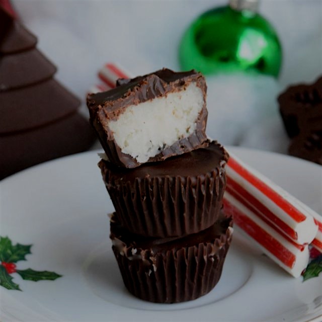 Paleo Peppermint Patties are a decadent, healthy holiday treat from www.GreatFoodLifestyle.com. 🎄...