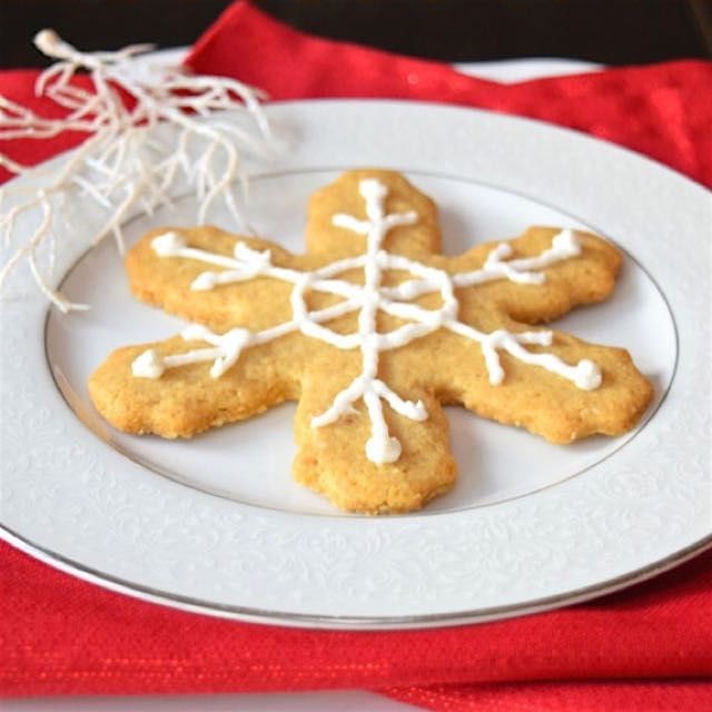 Gluten free sugar cookies with paleo royal icing. Find them both on www.GreatFoodLifestyle.com. ❤...