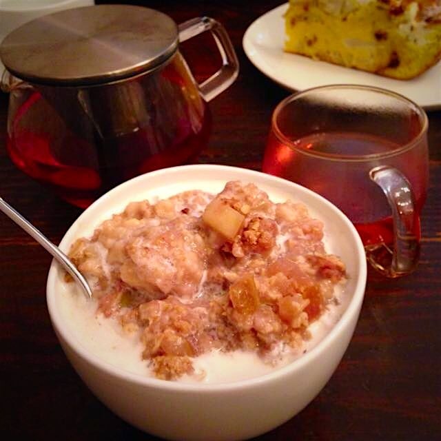 early am baked apple pear oatmeal with steamed almond milk and rose chai latte! 