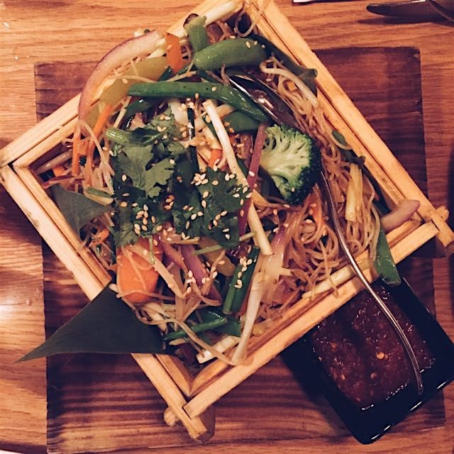 Everything tastes better in a wooden box: rice noodles and winter vegetables.