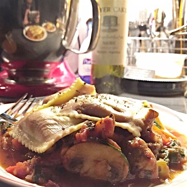 Portobello ravioli over Arrabbiata. 10
Minute dinner challenge accepted! @akhilg2002 ok it took m...