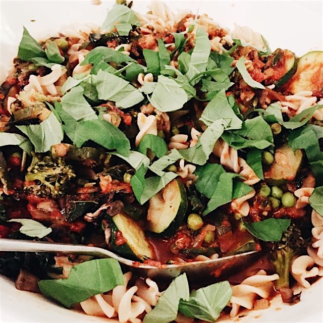 Brown rice pasta with shrooms, zucchini, onion, broccoli, peas, tomatoes, and basil 💚💛❤️
