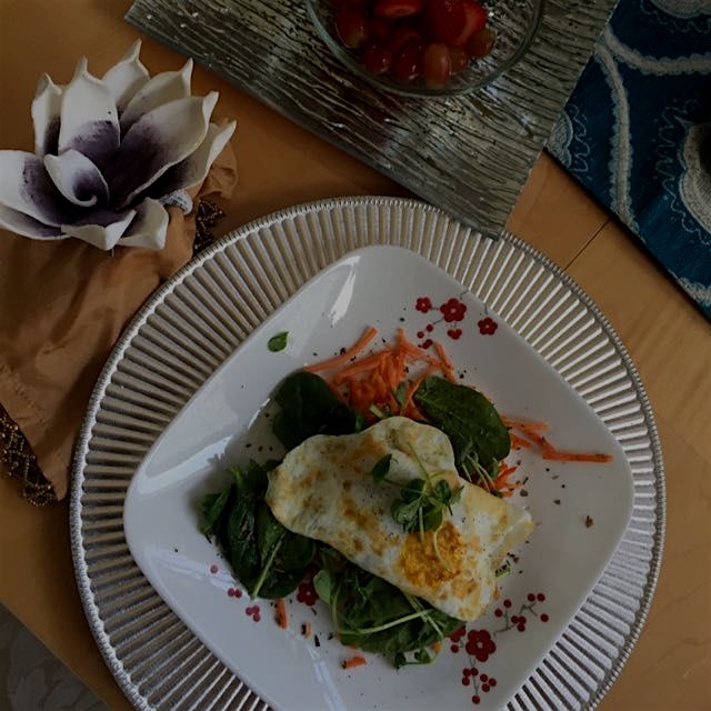 Simple & healthy breakfast: 1 organic egg cooked in coconut oil/spinach/carrots/greens & a side o...