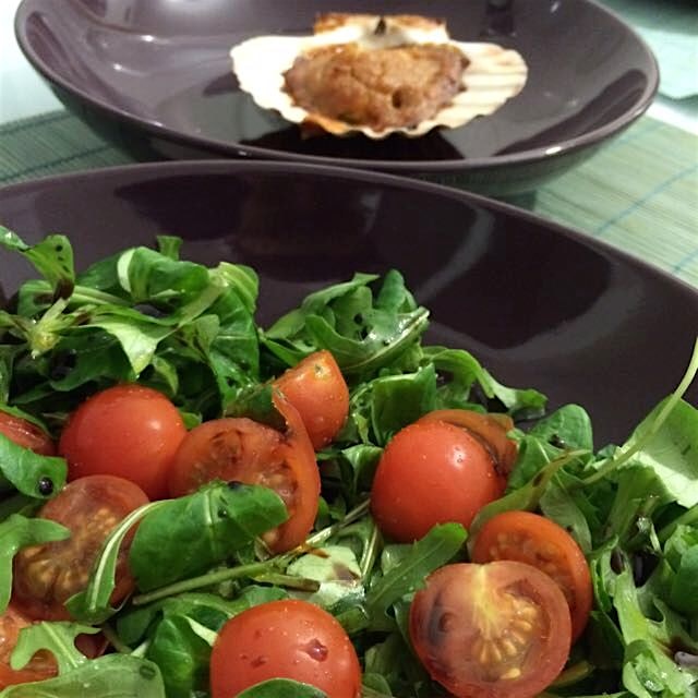 Delicious salad and scallops with apple sauce.