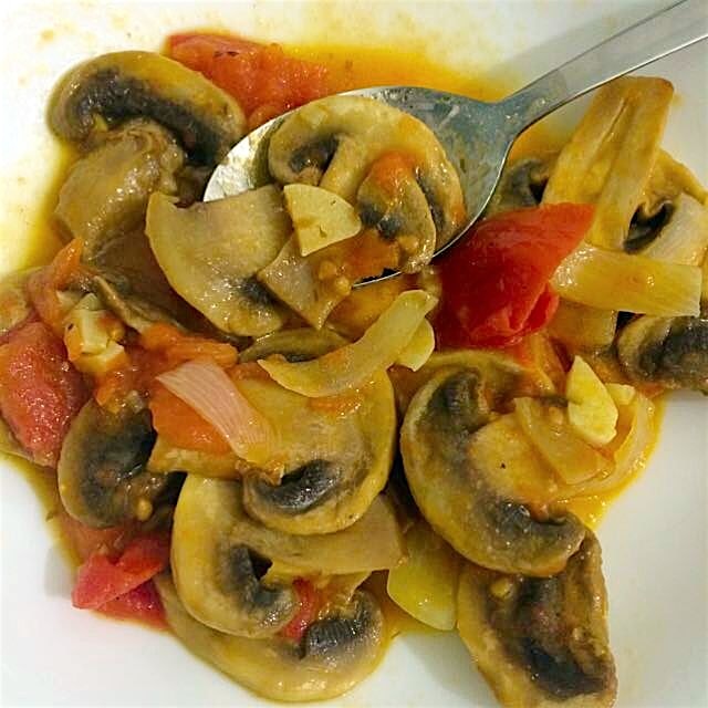 Sliced mushrooms over a sauté of tomatoes, onion and garlic. Tasty!