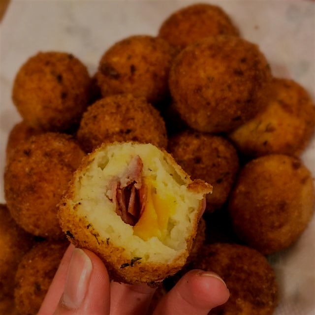 The best thing to do with leftover mashed potatoes: croquettes stuffed with ham and cheese!