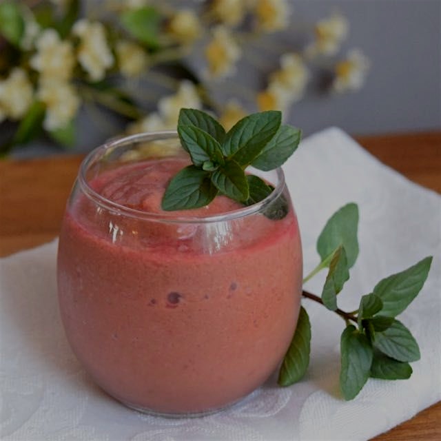 Detox for the new year with this Ginger Berry Smoothie and a sample food plan to help you make ge...