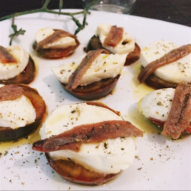 Tomato, mozzarella and anchovy. Made this easy recipe and was really good!! 