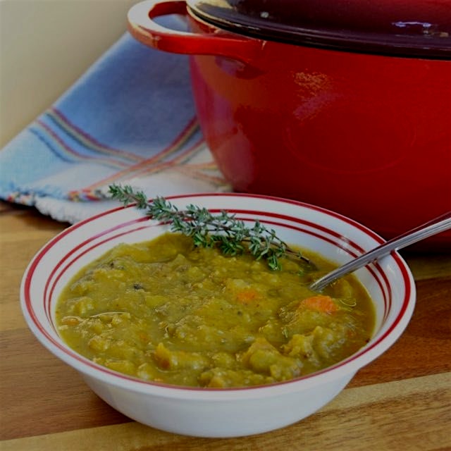 Split pea soup is the plan for dinner for a cozy winter night! Recipe is on the link in my bio. 🍵