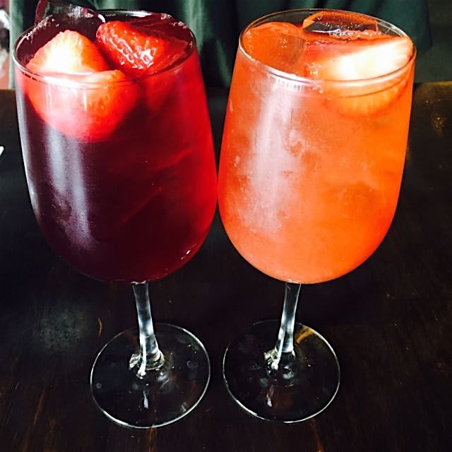 Grapefruit & strawberry / peach & strawberry sangria ☺️