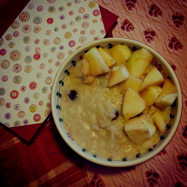Rice milk and apple porridge, with cinnamon and raisin and a few more pieces of apple on top! 
