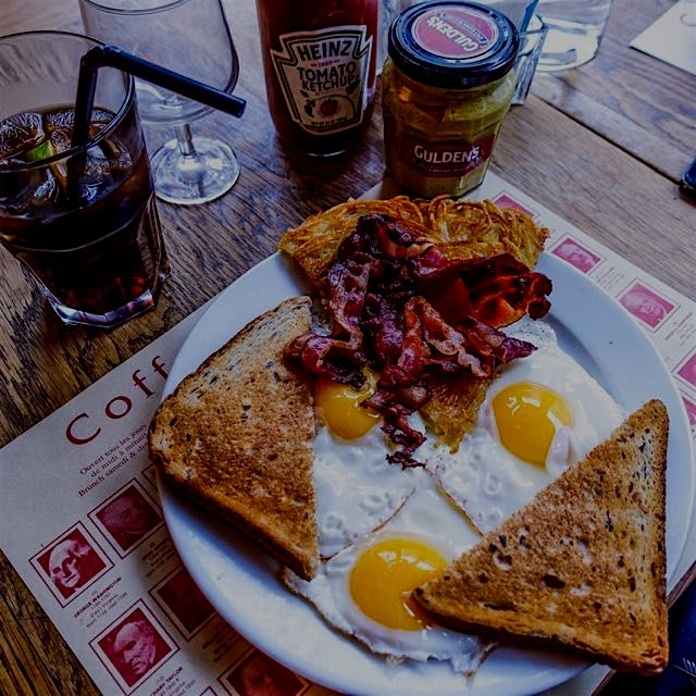 Fried eggs, bacon and hash brown! This restaurant looks like an American diner but in Paris!