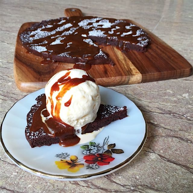 Chocolate brownie topped with vanilla ice cream and salted caramel🍫🍰